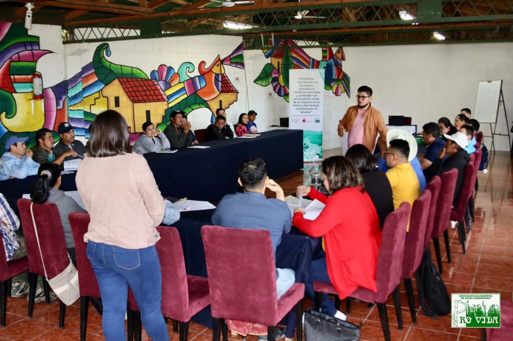 Taller sobre autogestión comunitaria de microproyectos para mejorar la